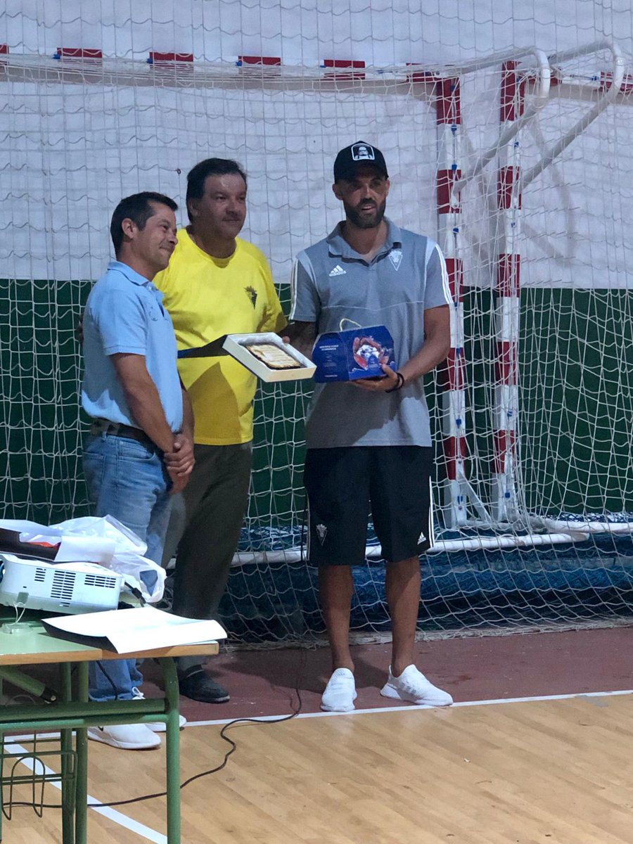 VI Memorial Diego Fernández: <a href="/S_Sanchez_21/">.</a> recogió en nombre de <a href="/mj_vallejo18/">Manu Vallejo</a> el IV premio Mojama @AtunGadira al mejor gol de la temporada pasada. ¡¡Felicidades!!