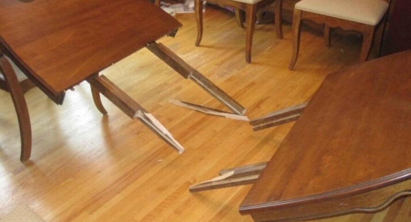 Поломанные кухонные столы