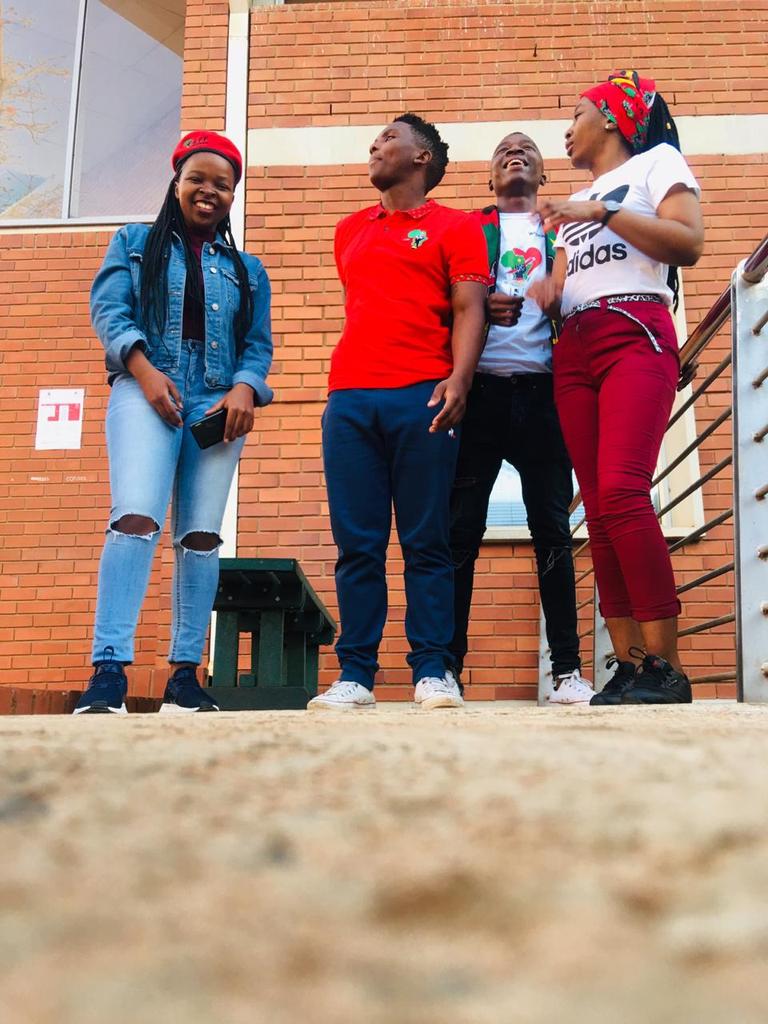 CodesaCyril's tweet photo. Sizofunda ngenkani. https://t.co/q40sBOBoks