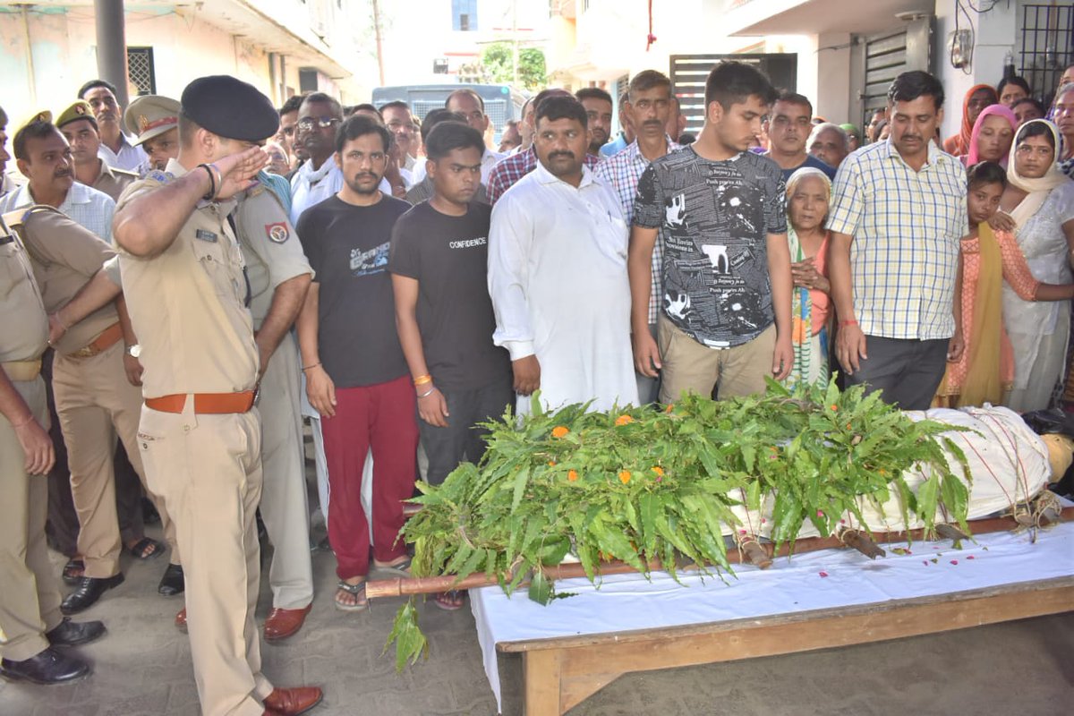 rampurpolice's tweet photo. ड्यूटी के दौरान शहीद हुए हवलदार हरेन्द्र सिंह सिरोही को उनके आवास मुरादाबाद में अंतिम विदाई देते डॉ० अजयपाल पुलिस अधीक्षक #रामपुर #uppolice @Uppolice @adgzonebareilly @digmoradabad @ajaysharmaips @ShineNewsLive @bstvlive @Knewsindia @samachar_plus @SamarSaleel @vipinkahin https://t.co/V3XIu8eglN