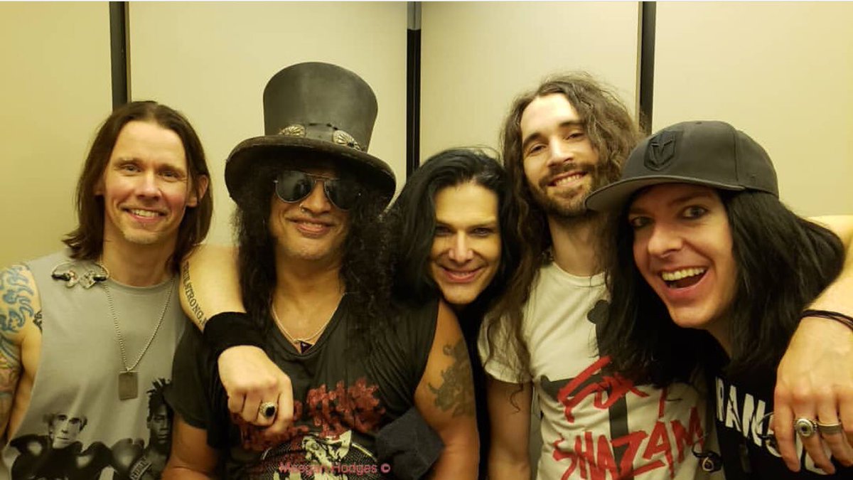 The Rock N Roll band after the show !
.
📸 : Meegan IG
.
#slash #guitar #smkc #gunsnroses #myleskennedy #slashlive #gibson #livingthedream #tour #tourlife
@Slash