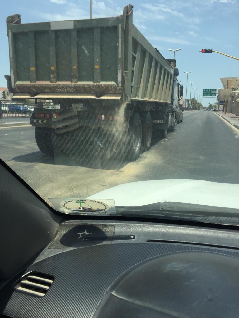 qatif_mun's tweet photo. ادارة النظافة في #بلدية_محافظة_القطيف تستوقف شاحنة تقوم بنثر الاتربة في الشارع وتطبق بحقها الانظمة البلدية
#محافظة_القطيف
#أمانة_المنطقة_الشرقية
#القطيف https://t.co/OMy8Rl5FRt