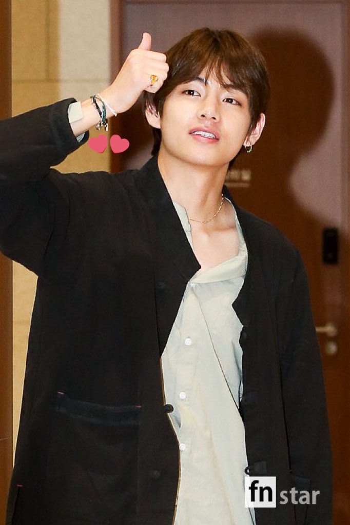 VGM1230's tweet image. 마음도 예쁜 태형이
루이비통X유니세프 #MAKEAPROMISE 
캠페인 팔찌 
한개당 100달러씩 유니세프에 기부됨 
#BTSV #KimTaehyung #뷔