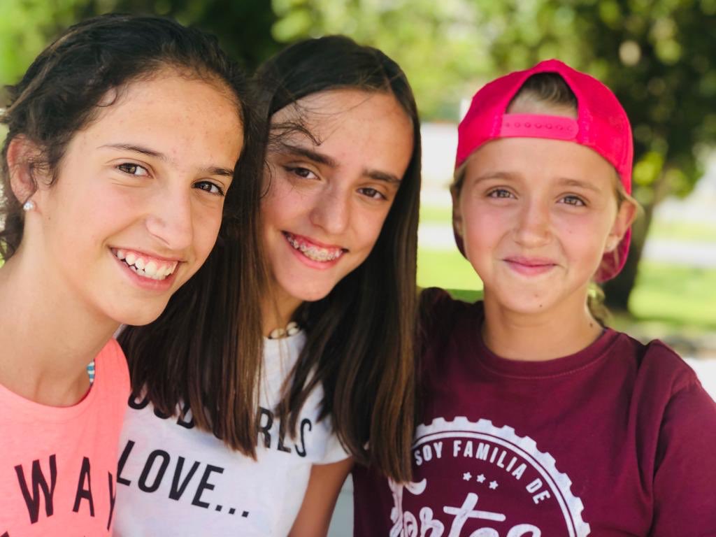 Laura_ln2013's tweet photo. Un regalazo de día compartido con Annabelle Russo y Mar Vallejo,en el que hemos recordado momentos maravillosos. Una gozada poder ver a mi hija disfrutando de Arévalo Summer School .
#lomasdelomas #parecequefueayer https://t.co/OwROZa9SOl