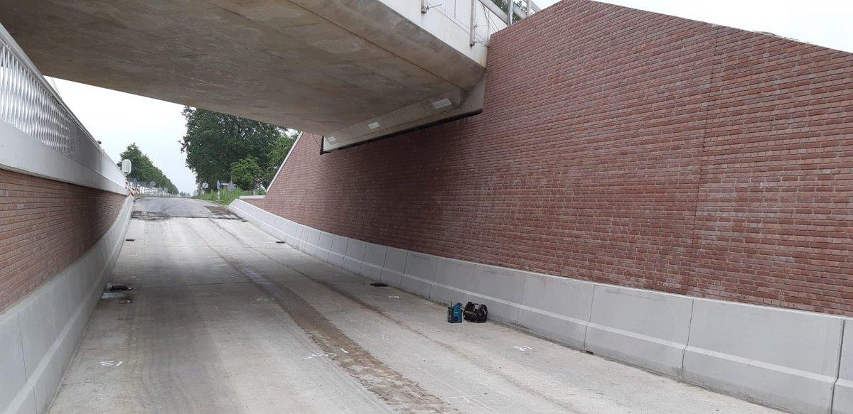 BAMGroep_NL's tweet photo. RT @projectESGL De rijbaan van de onderdoorgang aan de Fanerweg in Zuidhorn wordt nu geasfalteerd. Vrijdag gaat hij geasfalteerd open voor autoverkeer! Lees er meer over op: https://t.co/BTrFG69eTM … 

#ESGL #SNN @BAMInfra_nl @provgroningen @ProRail https://t.co/JtFVi0ZOW5