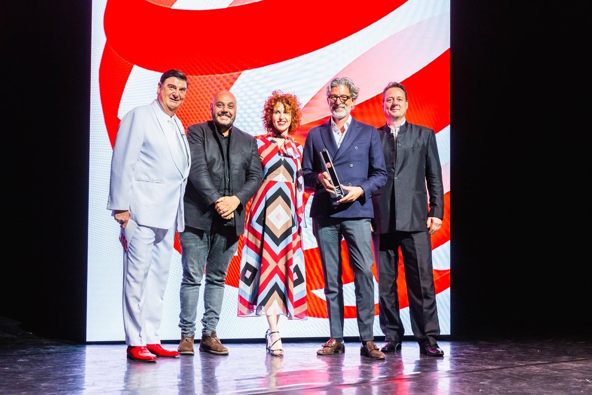 TubesRadiatori's tweet image. Tubes was in Essen, Germany, together with the design Nichetto Studio, to receive the BEST OF THE BEST prize for #Astro at the Red Dot Design Awards Gala! Watch the full photo gallery here: tubesradiatori.com/en-us/news/lat…
@reddot @nichettostudio #RedDotDesign #tubes #tubesaward