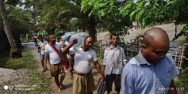 itisatp's tweet photo. Swayamsevaks doing flood relief work in Assam. As usual silently.
#AssamFloods #RSSReliefWork #RSS @RSSorg https://t.co/EUDPJR9Xl5