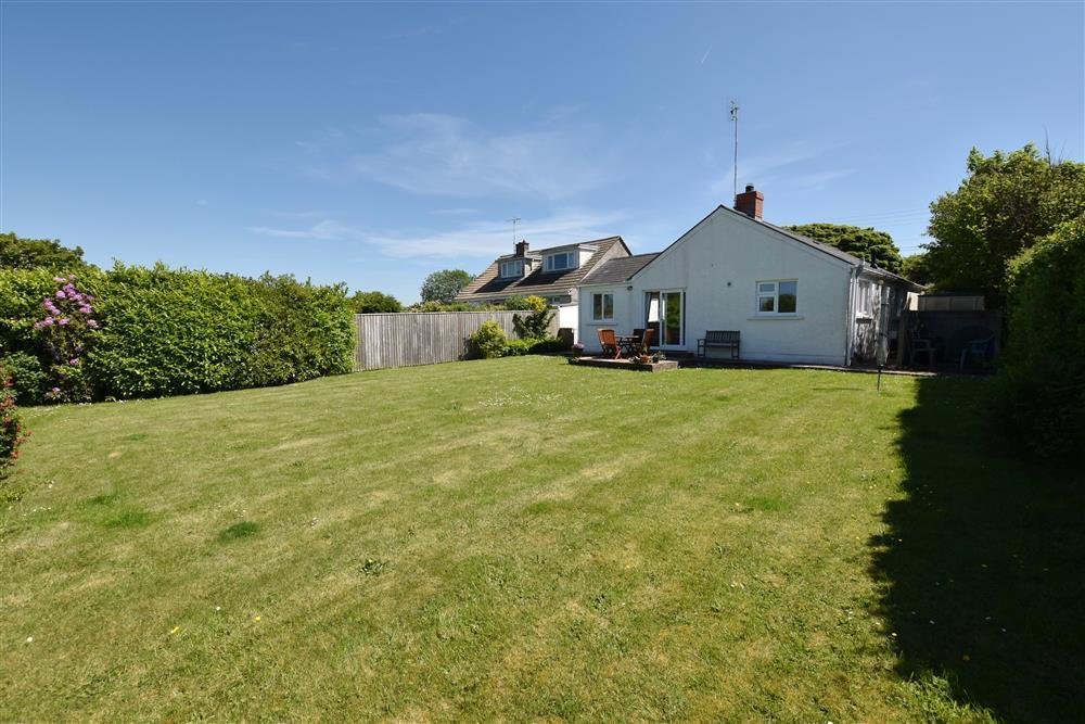 Big savings on available July &amp; August weeks. Sleeps 4, #PetFriendly &amp; near north #Pembrokeshire beaches.
More info: welsh-cottages.co.uk/single-propert…