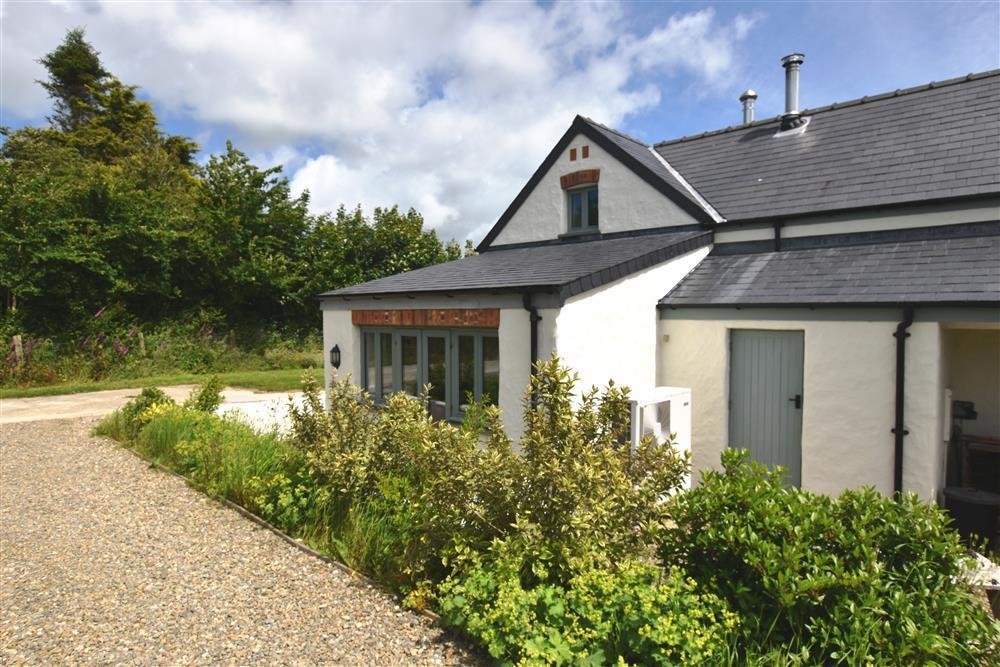 Save £100 on available July &amp; August weeks. Lovely barn conversion in #Pembrokeshire countryside. Sleeps 4 &amp; #PetFriendly. welsh-cottages.co.uk/single-propert…
