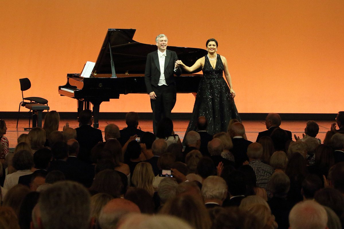 bay_staatsoper's tweet photo. #aboutlastnight Wonderful @AnnaNetrebko gave a festival recital last night. The audience celebrated her and pianist Malcolm Martineau with standing ovations 🙏💐👏👏 #BSOlied #BSOfestival #BSOfestpiele https://t.co/4sEFtC6XHv