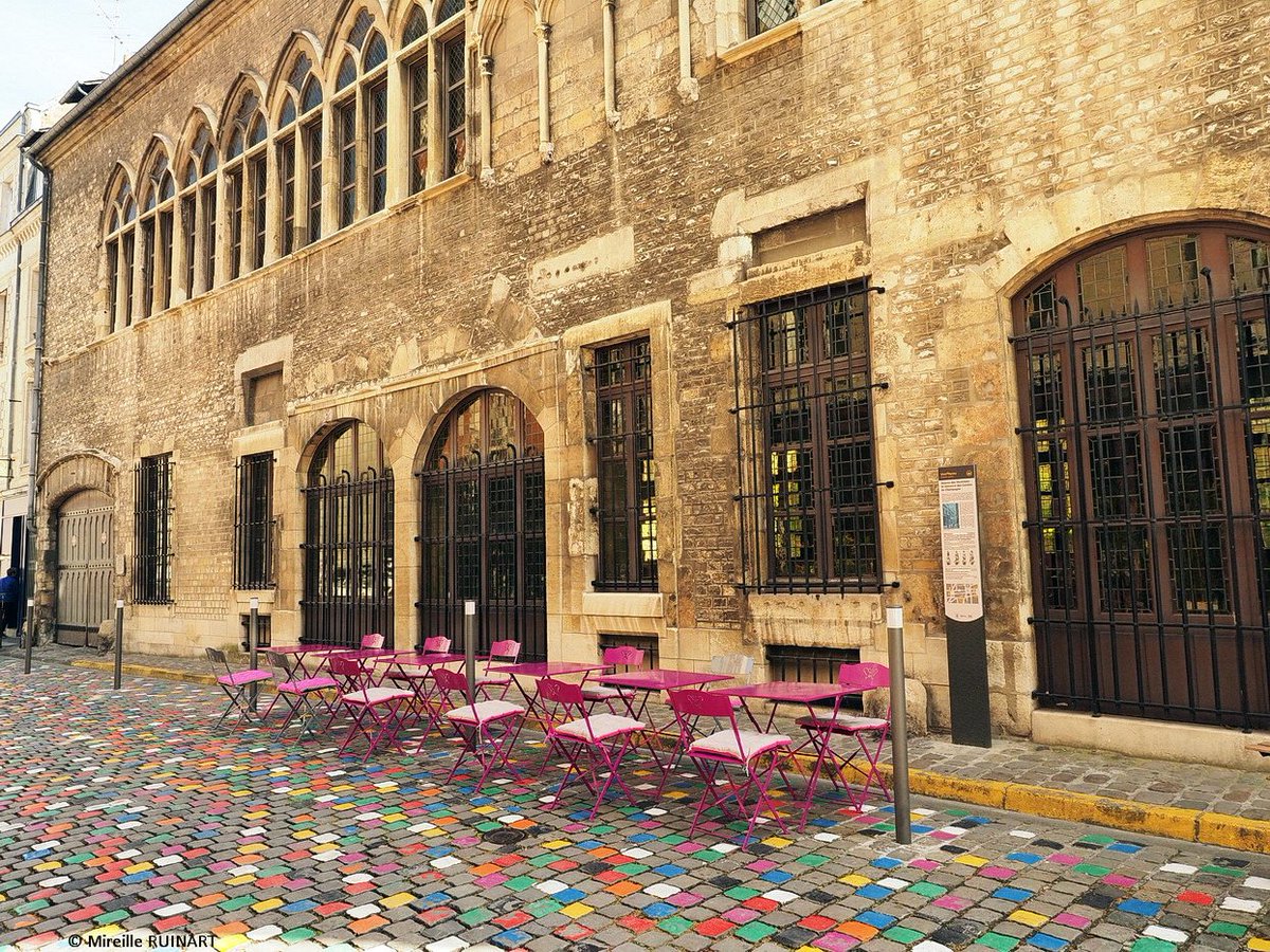 creactions's tweet photo. #jeudiphoto rue de Tambour à #Reims @VilledeReims region #Champagne pour mettre des #couleurs dans le quotidien et #contraster entre la demeure des Comtes de #Champagne @Taittinger_FR et l'esplanade Simone Veil devant l'hôtel de ville https://t.co/YjXT6TvI0U