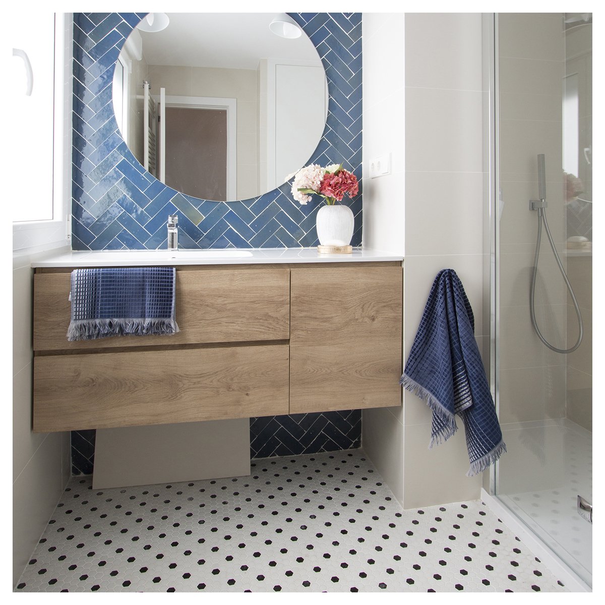 HISBALITmosaico's tweet photo. ¡3 baños #DOTS #ArtFactoryHisbalit que te dejarán sin palabras! 🛁

1. Hôtel Marette| @studiokokumi 
2. @quefalamaria
3. Vivienda Calle Madera | @rderoom 

#ArtFactoryHisbalit #luxurydesign #mosaico #tiles #interiodesign #decor #decoration #Hisbalit #bañosbonitos https://t.co/FgoXmTkIK1