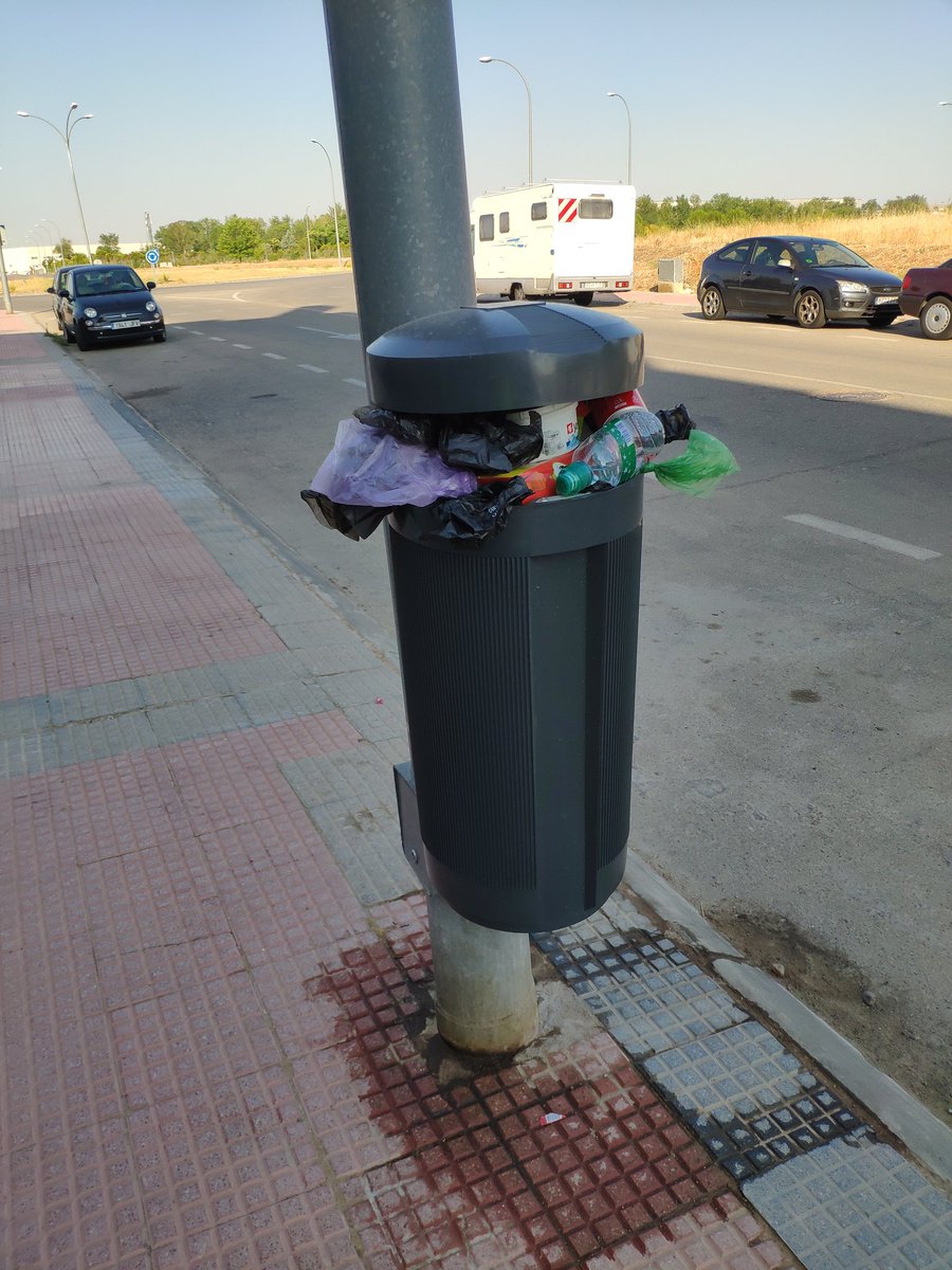 vmonteroh's tweet photo. Hola otra vez @AytoAlcalaH ya que no limpiamos las calles por lo menos podríais vaciar las papeleras. Así tenéis el barrio del olivar @AsocVecElOlivar @FincaElOlivar @alcalaenfurecid https://t.co/hLn12yr3lY
