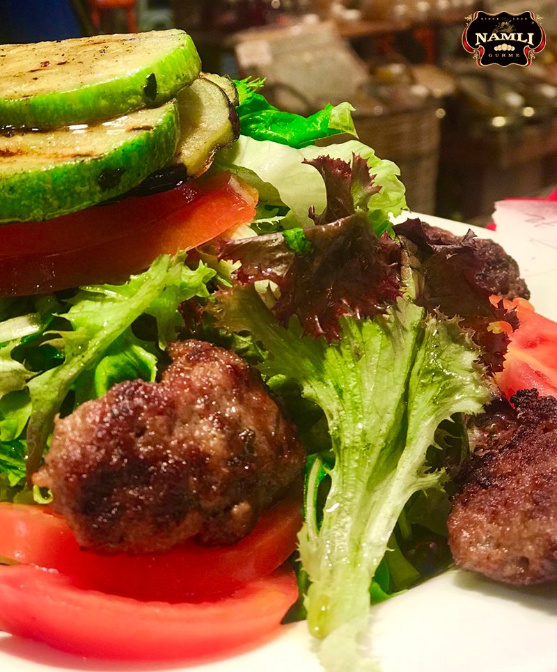 NAMLIGURME's tweet photo. #Sağlık ve #lezzet bir arada!
#NamlıGurme den Izgara #köfte &amp; #sebze ve #Salata ! https://t.co/1JkZyfjUc2
