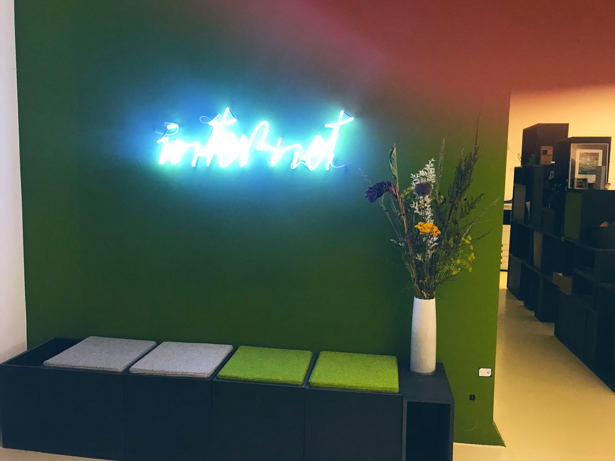 _annemueller_'s tweet photo. Agenturbesuch bei @unstablemedia in #hamburg. Ich bin gespannt und freue mich sehr hier zu sein! 🤘🏻#design #work @PAGEmag https://t.co/fyGlXBwTzU