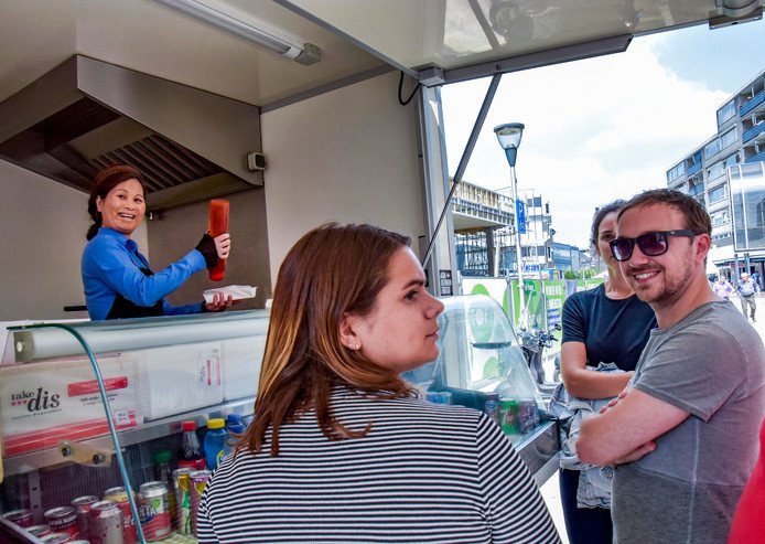 Of u tijdens de kermis een stukje om kunt lopen? Om aan de Piusstraat loempiaverkoopster Thu van Mai een hart onder de riem te steken.

Na een ellendige tijd raakt ze ook nog haar vertrouwde kermisplek kwijt:

bd.nl/tilburg-e-o/lo…