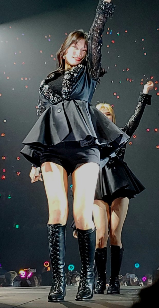 goldenpeache's tweet photo. My Momoring 🍑❤
#TWICELIGHTSinLA https://t.co/h9EcVdajKP
