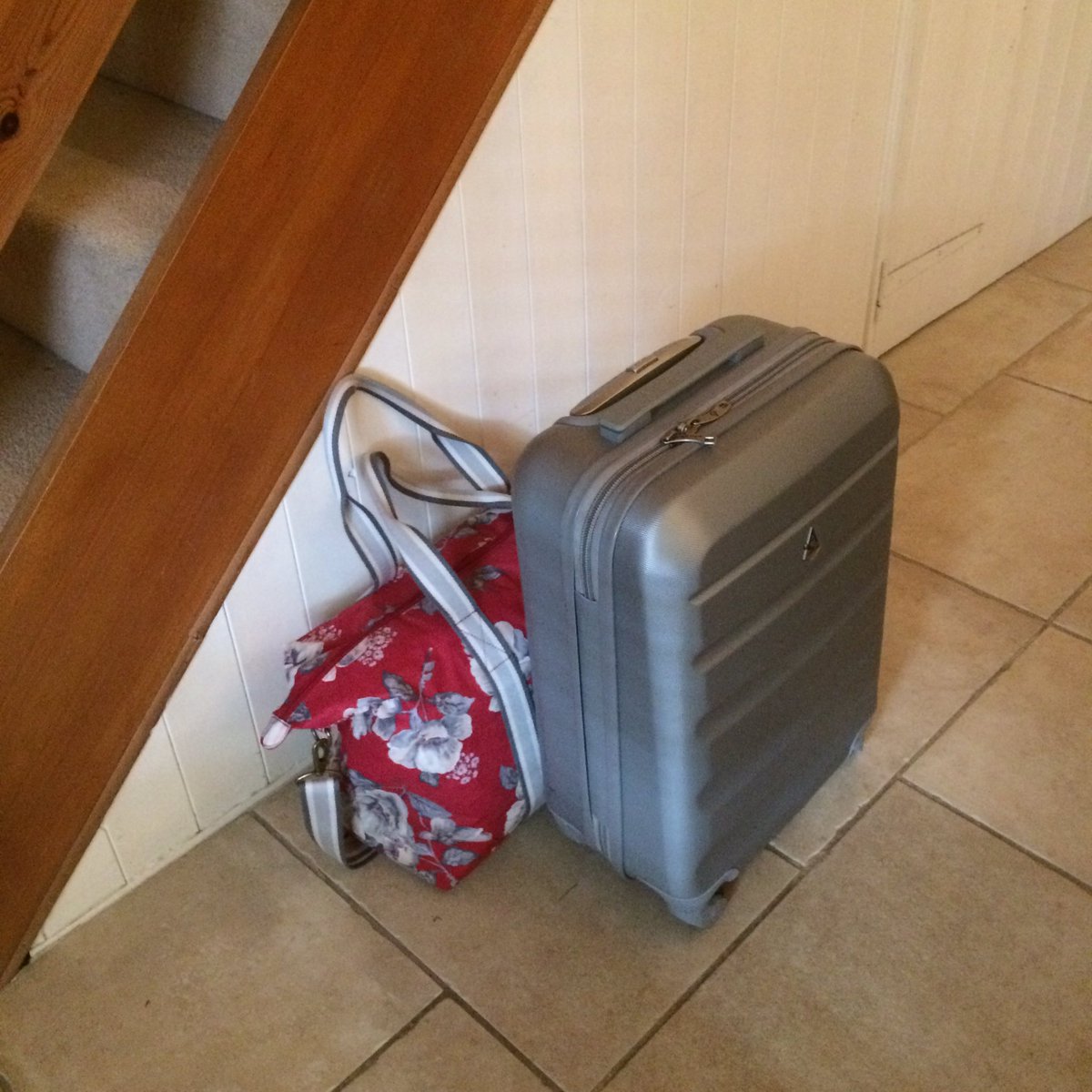 TeresaDriscoll's tweet photo. I did it! I packed light for Harrogate #theakstonscrime ! #longtrainride #lotsofstairs https://t.co/HReHorzdy5