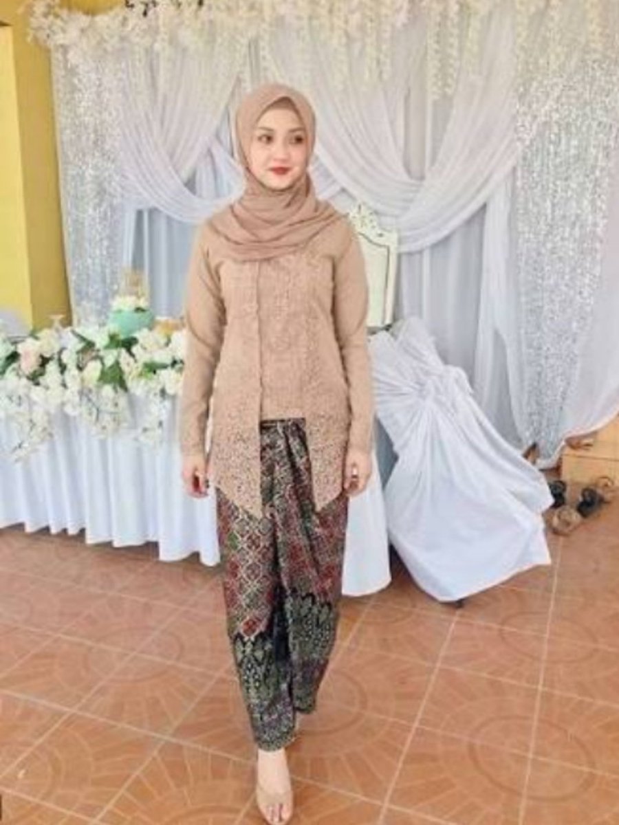 ((Penyegaran Lini Masa)) "Memang ada masalah apa antara kebaya dan