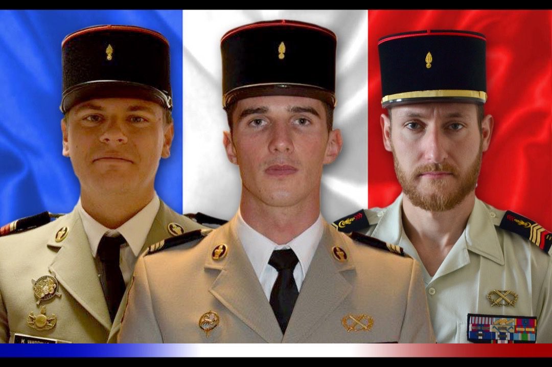 C_MORANCAIS's tweet photo. Hommage à nos trois soldats morts en opération hier en #Guyane. 
Pensées pour leurs familles, leurs proches et tous leurs frères d’arme qui continuent à se battre pour la #France. #FiersDeNosSoldats 🇫🇷 https://t.co/3uryDdz3t7