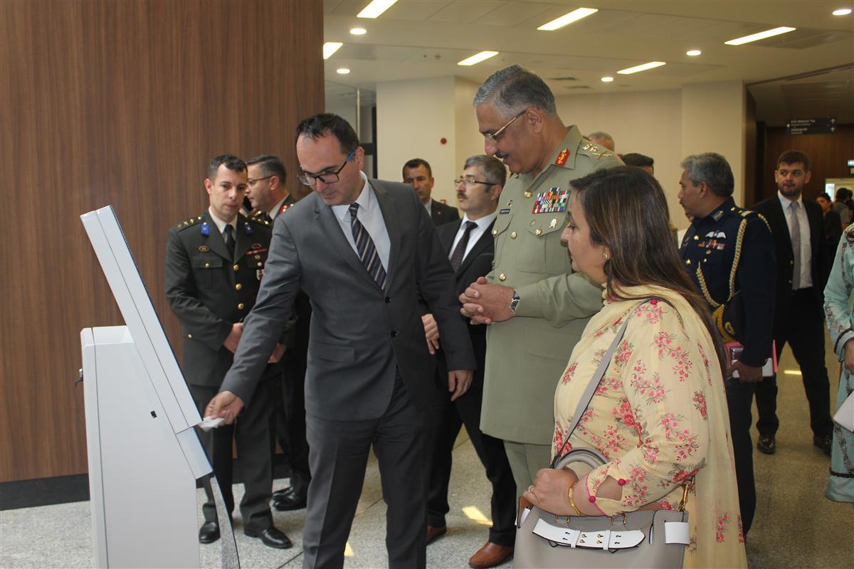 appcsocialmedia's tweet photo. #ChairmanJointChiefsofStaffCommittee of #Pakistan #GenZubairMahmoodHayat visited #AnkaraCity #Hospital. After visiting various clinics and wards, he was briefed about the health transformation process in #Turkey of which Ankara City Hospital is a model.
#APPNews @PakTurkey https://t.co/umNsz3VvJZ