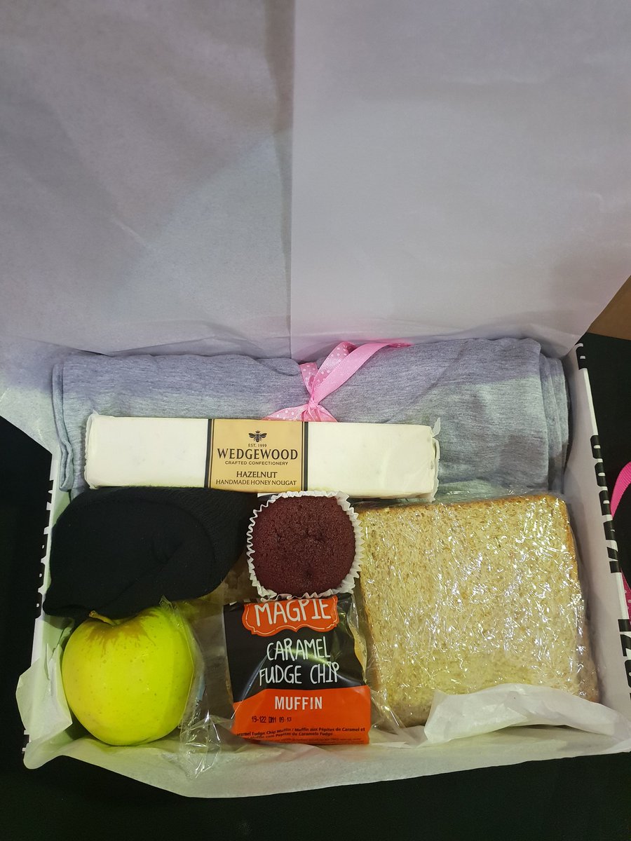MapsMaponyane's tweet image. First stop for #MandelaDay this morning. Packing lunch and gift boxes with NetFlorist to give out to those in need and just to put some smiles on faces and spread the love. #MandelaDay2019 ✊🏾
