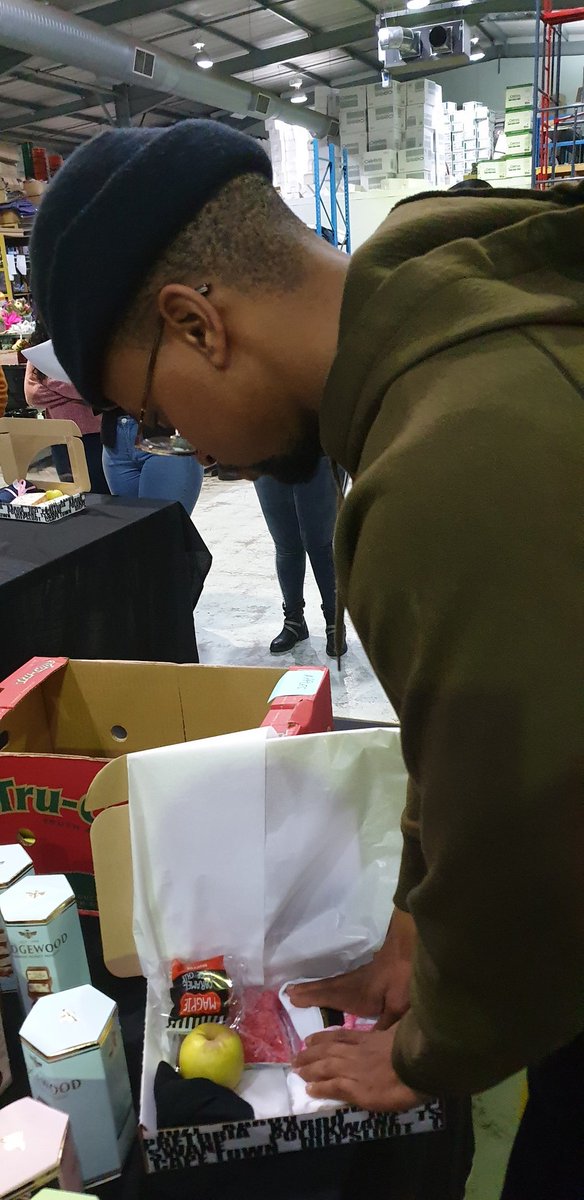 MapsMaponyane's tweet image. First stop for #MandelaDay this morning. Packing lunch and gift boxes with NetFlorist to give out to those in need and just to put some smiles on faces and spread the love. #MandelaDay2019 ✊🏾