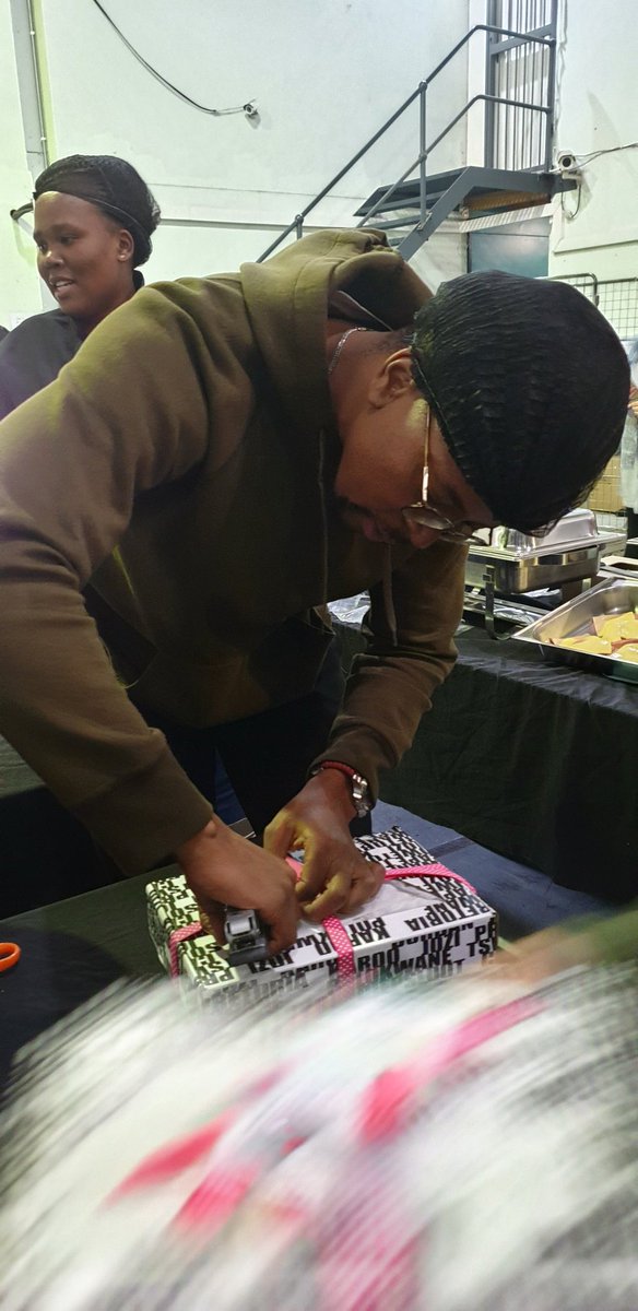 MapsMaponyane's tweet image. First stop for #MandelaDay this morning. Packing lunch and gift boxes with NetFlorist to give out to those in need and just to put some smiles on faces and spread the love. #MandelaDay2019 ✊🏾