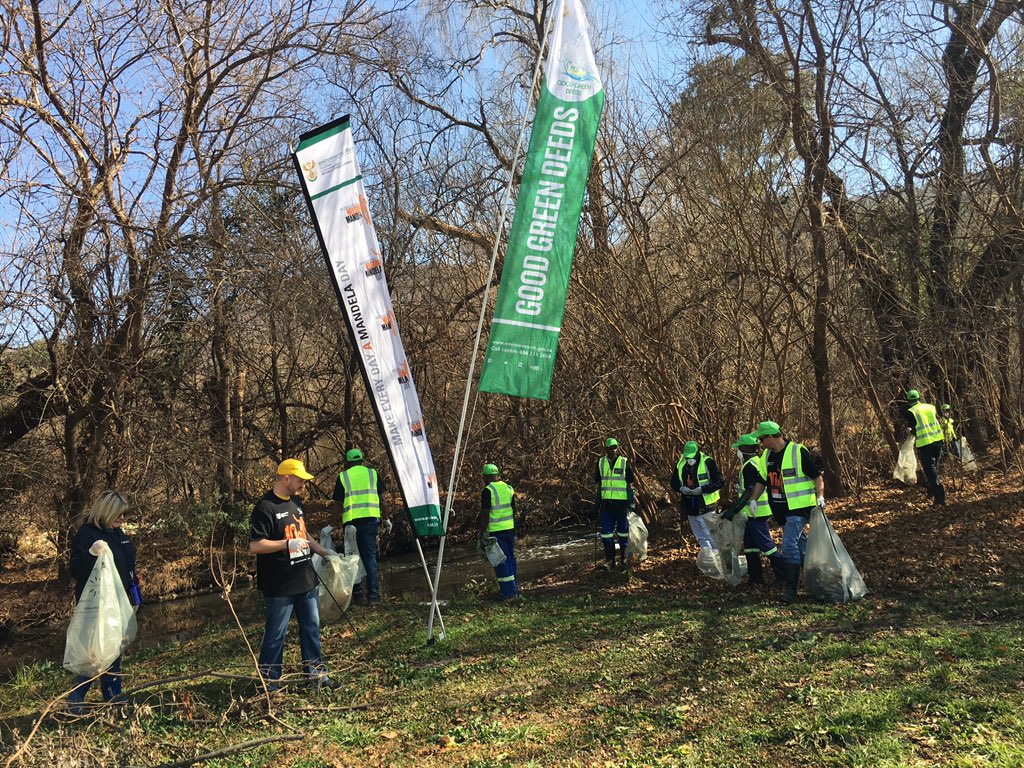 environmentza's tweet photo. This is the sad state of the Hennops River, littered with waste material and other unwanted objects. The staff is hard at work to ensure its cleanliness. #Cleanriver2019 #NelsonMandelaDay2019 https://t.co/vxZILiKlla