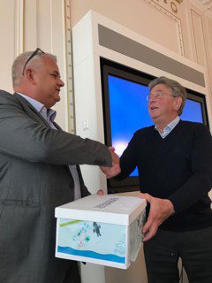 OFL-voorzitter #Noordzeeoverleg Jacques Wallage ontvangt 150 kindertekeningen met wensen voor de Noordzee van @Arendo Scheurs van NOGEPA. Het OFL brengt partijen samen voor een breedgedragen #Noordzeeakkoord: overlegorgaanfysiekeleefomgeving.nl