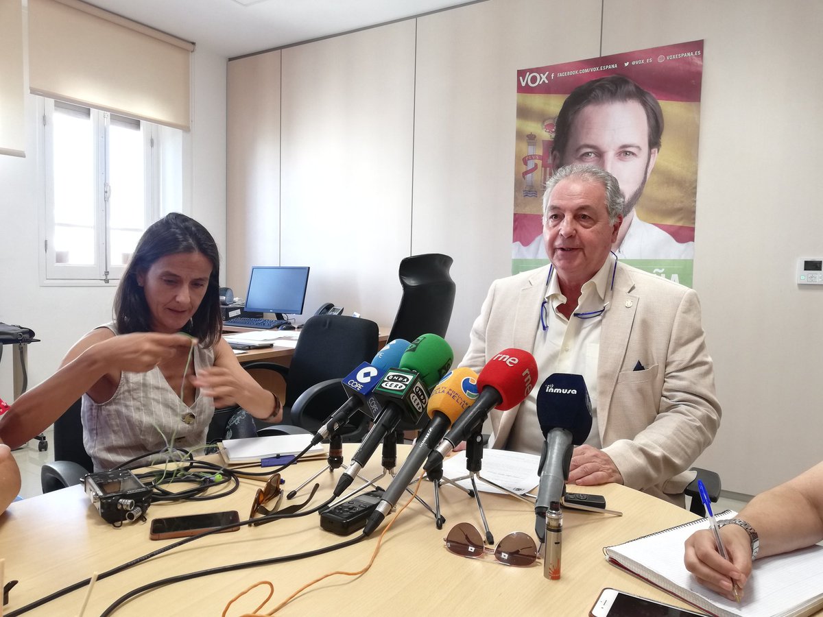 RTVEMelilla's tweet photo. El presidente de @Vox_Melilla anuncia que @EdeCastro está siendo investigado por la presunta falsedad de los documentos presentados por la candidatura de @Cs_Melilla_ a las elecciones autonómicas y municipales. https://t.co/s8pQ9z12U3