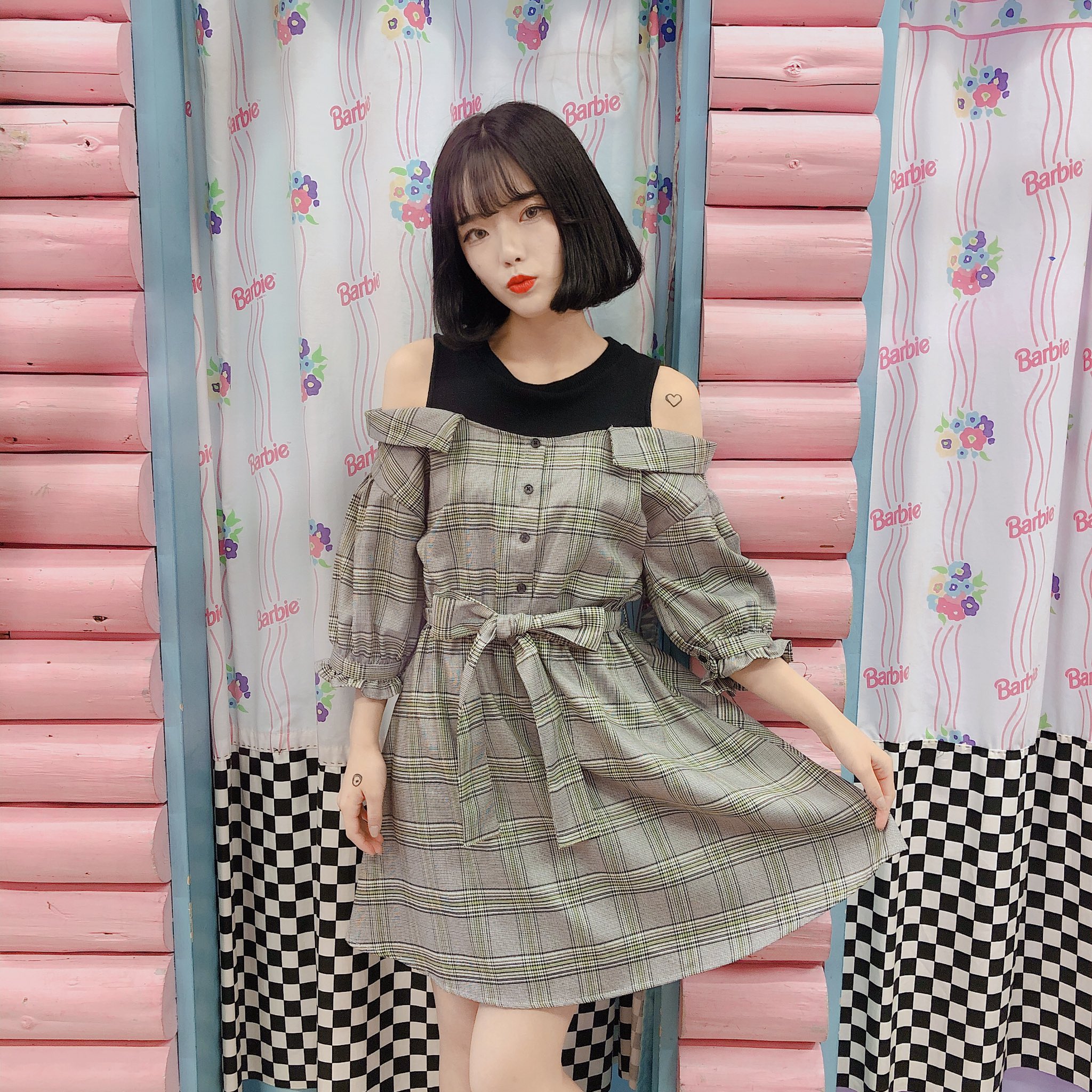 W C 竹下通り店 Staff Code 可愛いグレンチェックopが入荷したよ この夏にはピッタリの 肩出しに ウエストのリボンがポイントだよ これから夏のイベントに向けて みんなも是非getしてね グレンチェックハンソデ ワンピース