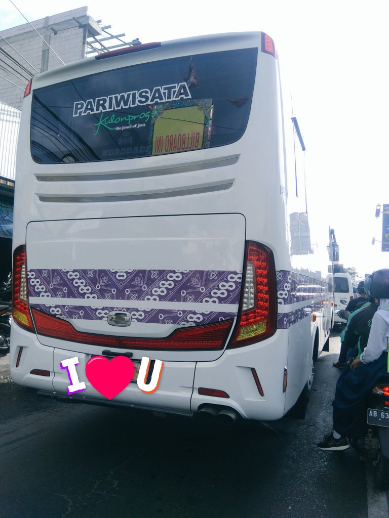 elisabeth_duwik's tweet image. Setelah sekian lama ingin motret sendiri bus ini sampai ngebut ngejar nggak sampai, td bisa ada di dekatnya dalam posisi diam di bangjo. #akucintakulonprogo #belabelikulonprogo