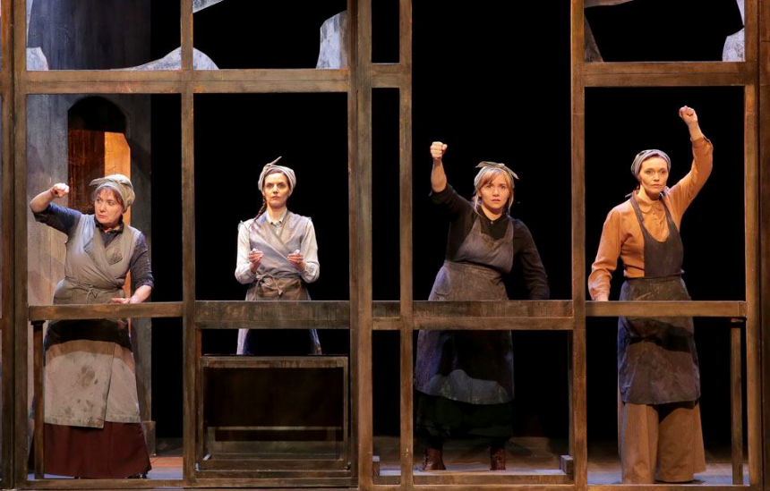 💭 « Par sa mise en scène dynamique, Johanna Boyé accompagne idéalement le souffle qui naît de cette histoire d'émancipation. »
#LesFillesAuxMainsJaunes dans la sélection du <a href="/le_Parisien/">Le Parisien</a> 👉🏼 bit.ly/2JOeM9Z
Elles vous attendent au <a href="/TheatreActuel/">Théâtre Actuel Avignon</a>  tous les jours à 12h05 !