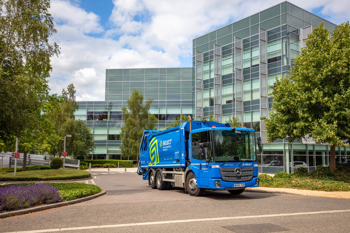 @selectenviro Low-entry, Clear-vision @MercedesTruckUK Econic Recycling Truck at Green Park, Reading #MBPicoftheWeek #TruckComp #TruckLocations #LocationOfTheWeek #RoadStars #SafeTrucking