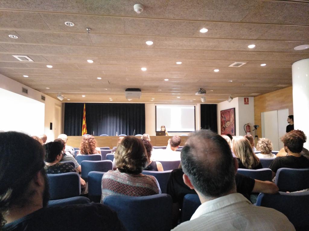 biblola's tweet photo. Molt interessant la presentació de @macortesj a la 28a #copGencat. Avui al cas pràctic, les stories d'#instagram de @gencat: com funcionen i trucs per triomfar-hi 👏👏👏 https://t.co/F1qSRJIakY