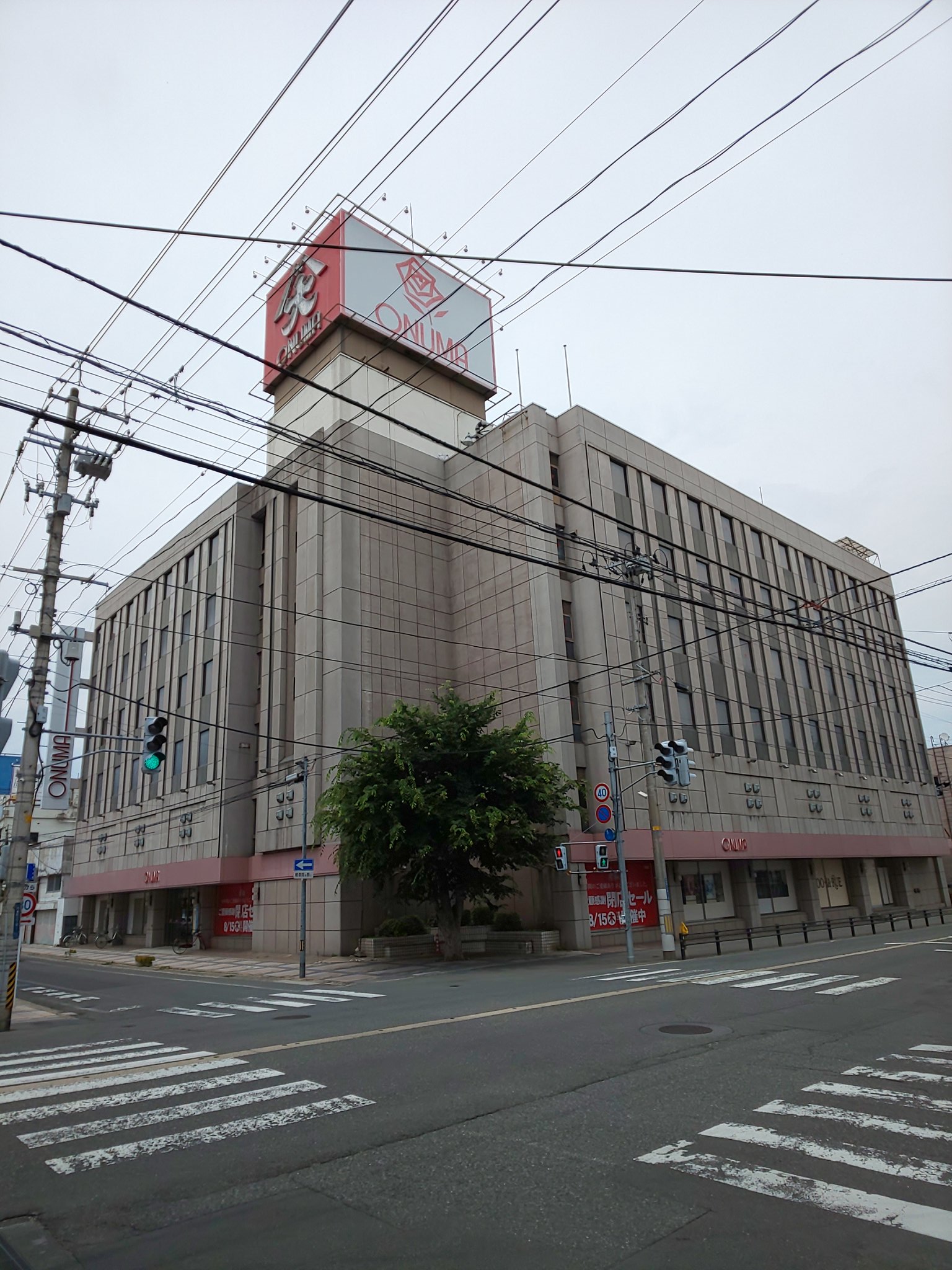 広報室長 喜多方から大峠を越えて 大沼デパート米沢店 4 5000平米位かな 当然この大きさでフルラインは無理なので 商店街と共存共栄してきたんだろうな