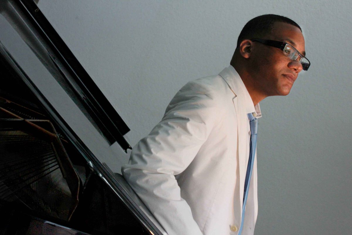 <a href="/_PepeEntrena/">José Entrena Ávila</a> <a href="/fatimagabad/">Fatima Gomez Abad</a> <a href="/AlmunecarAyto/">Almuñécar-Herradura</a> <a href="/MsJazzHorn/">Jazzmeia Horn</a> <a href="/Granada_Cultura/">GranadaCultura</a> <a href="/josejamesmusic/">JOSÉ JAMES</a> ¡El concierto de esta noche es doblemente especial! El municipio de Almuñécar disfrutará del directo del pianista Gonzalo Rubalcaba que, previamente a esa actuación, recibirá un merecido homenaje recibiendo la Medalla del festival y descubriendo la baldosa con su nombre.