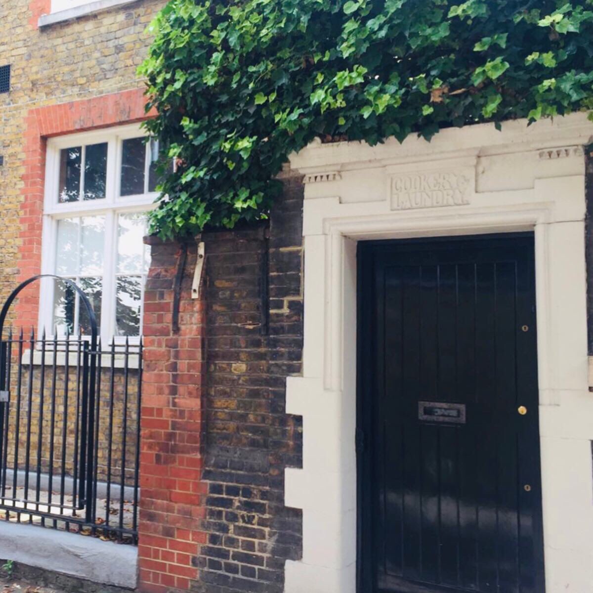 PrincipiaLondon's tweet photo. Kingsway Place - The photos really do speak for themselves. A beautiful development in the heart of Clerkenwell, which was once a Victorian school. If you look close enough, the grounds still have some amazing remains of the school.
#PrincipiaLondon #KingswayPlace https://t.co/cg4n4y813U