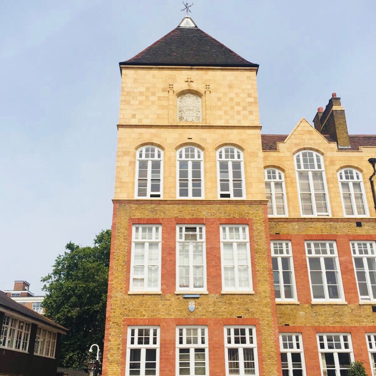PrincipiaLondon's tweet photo. Kingsway Place - The photos really do speak for themselves. A beautiful development in the heart of Clerkenwell, which was once a Victorian school. If you look close enough, the grounds still have some amazing remains of the school.
#PrincipiaLondon #KingswayPlace https://t.co/cg4n4y813U