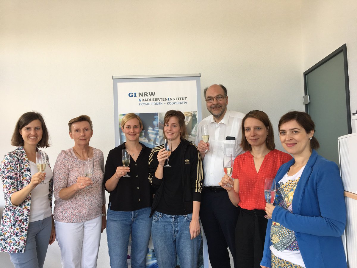 pk_nrw_mui's tweet photo. Geschafft! 🥂😃 Wir freuen uns, dass #NRW bald mit uns ein #Promotionskolleg hat. Danke für die vielen positiven Wünsche, die uns bisher schon erreicht haben. 💙 #Promotionsrecht #Fachhochschule #HAW #phdlife #phdchat #ginrw https://t.co/ZPZmcA9t1r