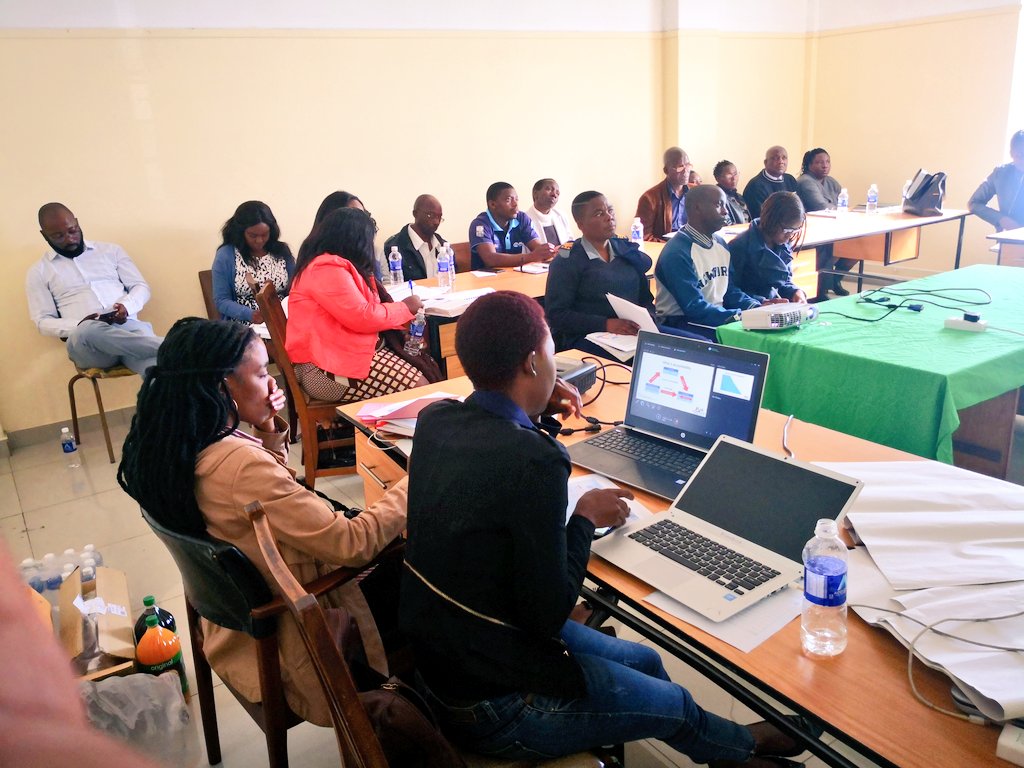 YouthEngageInfo's tweet photo. We are in Bulawayo with @Pachoto2014 and Tendai Mharadze meeting Stakeholders from Umguza District on the Accountability framework for tracking @GlobalFund AGYW grant through peer-led social accountability. @UNAIDSZimbabwe @UNDPZimbabwe @eannaso @UNAIDSZimbabwe @HerVoiceFund https://t.co/bvuUwEtqEI