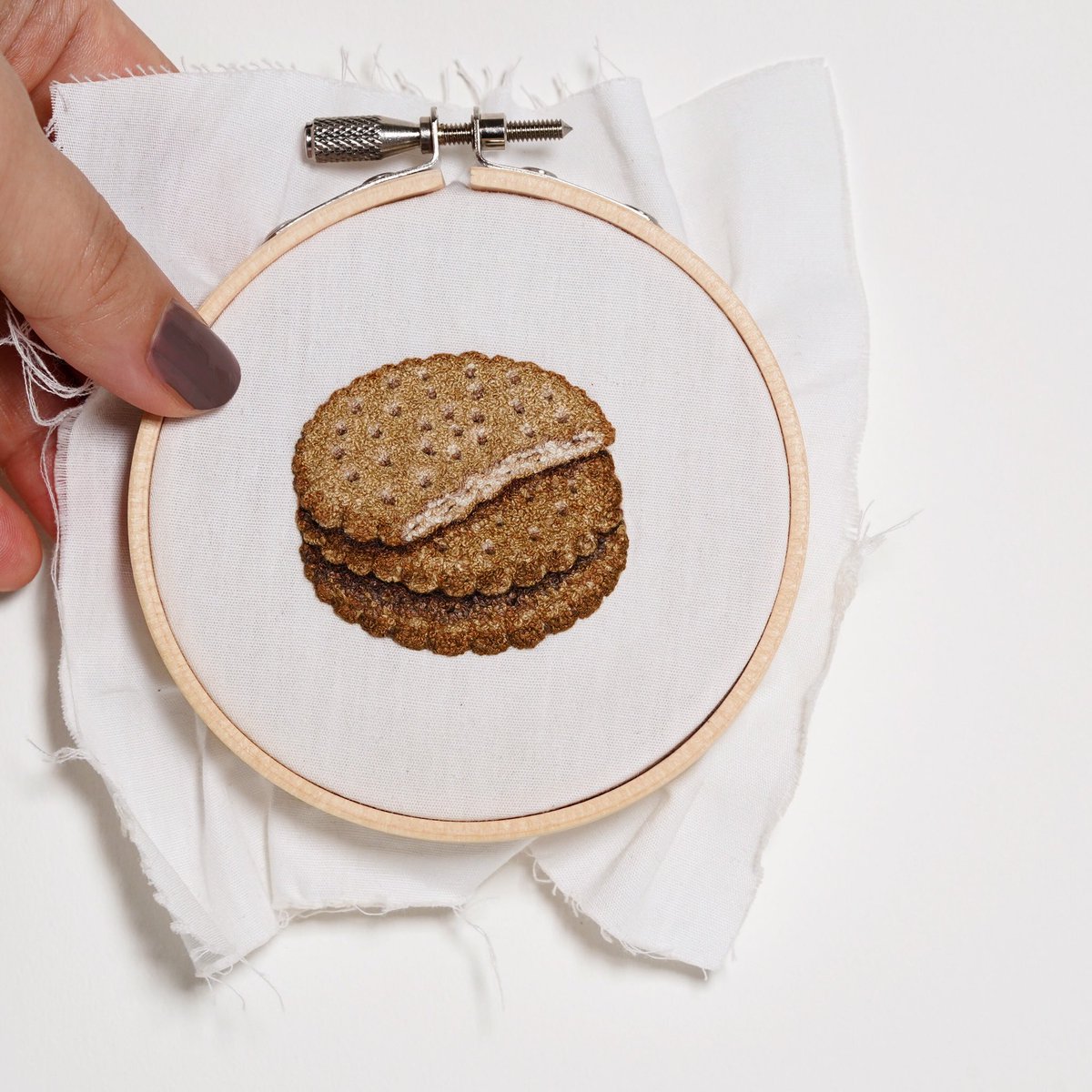 Ipnot イプノット 糸でビスケット焼きました フレンチノット刺繍です Ipnot イプノット 糸でビスケット焼きました フレンチノット刺繍です