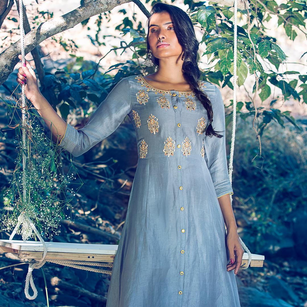 "Fashion is just another accessory for someone with great style"

#jashn #ss19 #OjasByJashn #fashion #indianethnicwear #indianfashion #ethnic #Grey #Gold #Motifs #rustic #purefabric #indianwomen #supriyaaiman #bollywood #Kurtilove #sehrishqureshiphotography #Kurti  #Kurtis