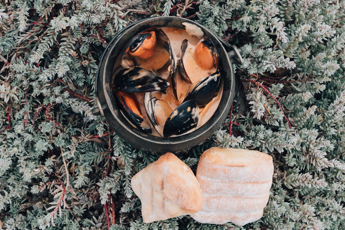 Ons_Huisie's tweet photo. Our Strandloper #MusselPot starter served with #roosterkoek, is the perfect start to your #WestCoast inspired lunch or dinner.

#bloubergstrand #dontbeshellfish #traditionalcuisine #seafood #seaview https://t.co/mthHaryYAc