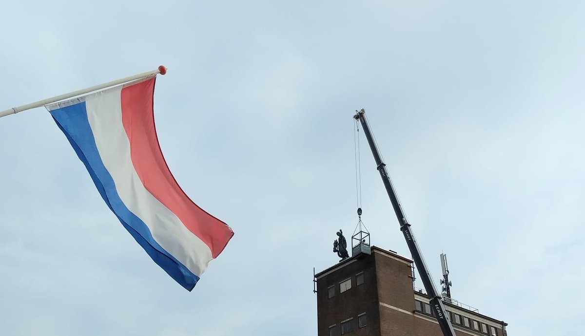 PBOldeberkoop's tweet photo. Beeld van Pieter Starreveld, Het Verzekeringswezen, geplaatst op oude veevoerderfabriek CAV in Oldeberkoop! Dit is onderdeel van de  Parkbossen Kunstroute#oldeberkoop https://t.co/C5cIzZcKY2