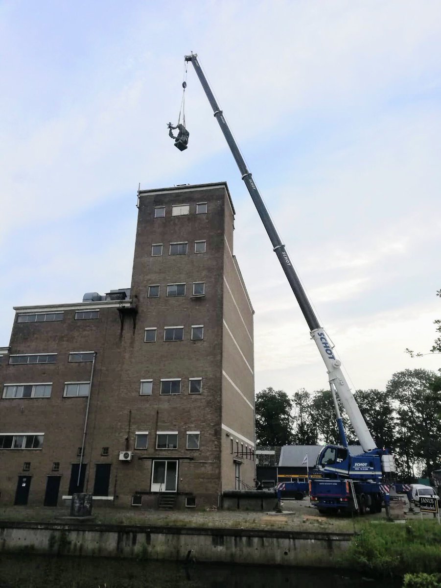 PBOldeberkoop's tweet photo. Beeld van Pieter Starreveld, Het Verzekeringswezen, geplaatst op oude veevoerderfabriek CAV in Oldeberkoop! Dit is onderdeel van de  Parkbossen Kunstroute#oldeberkoop https://t.co/C5cIzZcKY2