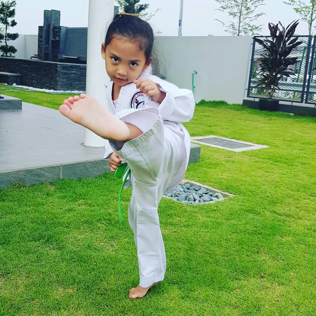 AfidaSohana's tweet photo. Remember when Ana took the grading for green belt?
Here she is!!! 🤸♀️
#proudofmylittlesunshine🌞
So.. #dontmesswithmygirls
#anaandara #anasafeeya https://t.co/nFupYMSPsD