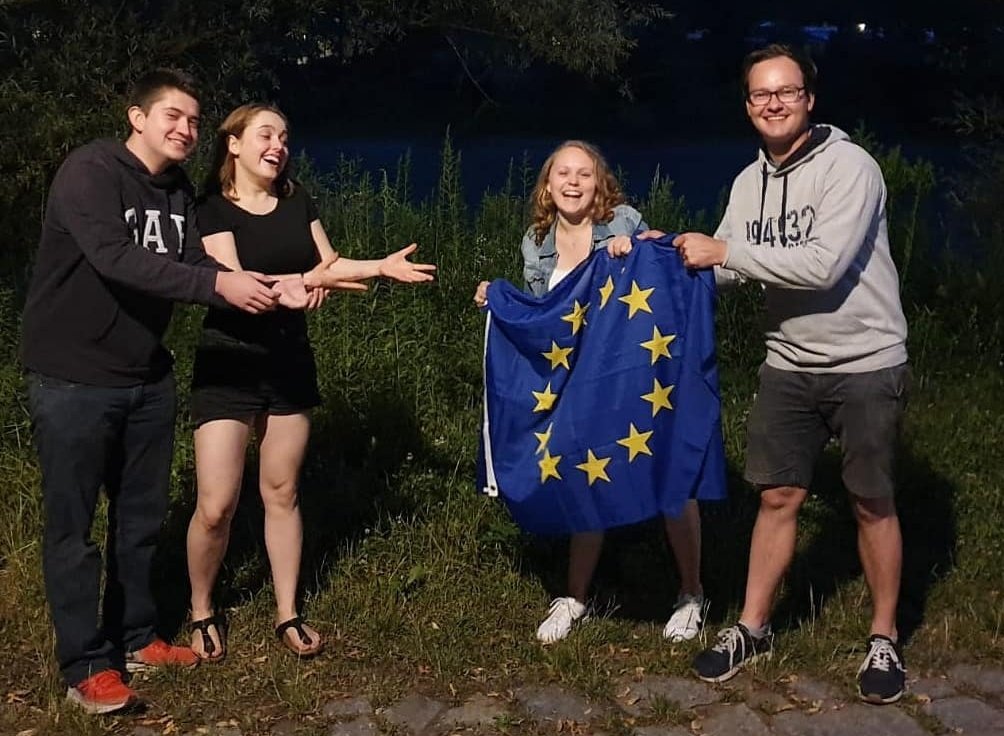JefPassau's tweet photo. Gestern Abend fand bei einem gemütlichen Grillen auf der Innwiese unsere Mitgliederversammlung statt, auf der der neue Vorstand gewählt wurde. Larissa und Hannes haben das "Europa-Zepter" an Julia und Franz übergeben😊🎉 Danke für eure tolle Arbeit im letzten Jahr🇪🇺 #jefspirit https://t.co/nBjiyRwqto