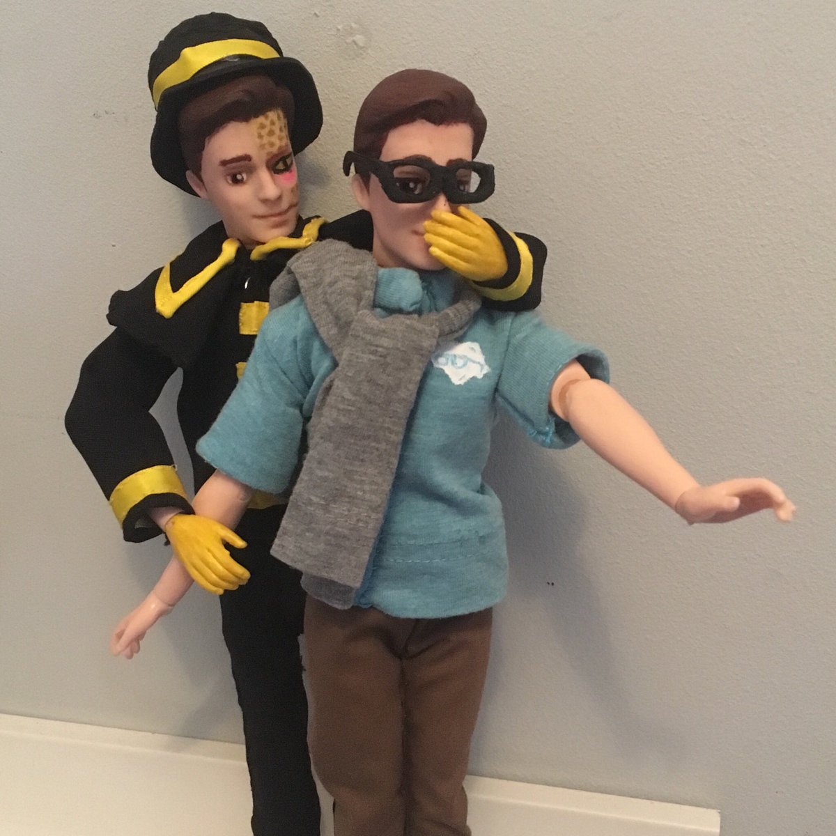 ElinorFitchett's tweet photo. Having way to much fun posing my #sanderssides doll 😆❤️💙💙💜💛💚
I hope @ThomasSanders like them as much as I do

For more dolls and such follow ronile_dolls on Instagram https://t.co/AksQzY9eMb